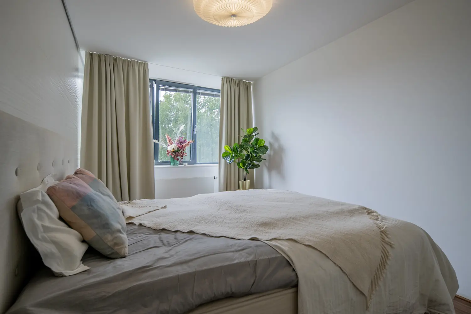 Hlavní ložnice o ploše 19,84 m² orientovaná na západ