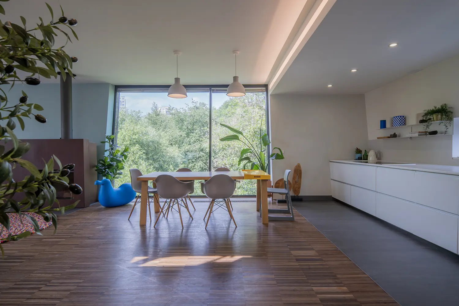 Jídelní kout u panoramatického okna s výhledem do zeleně