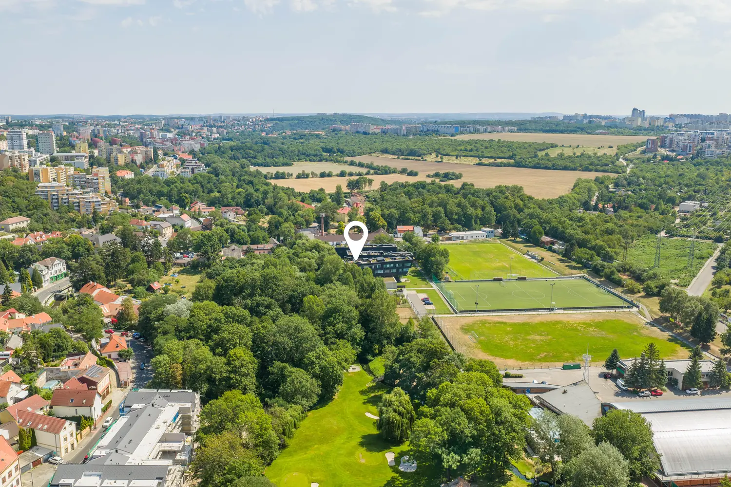 Letecký snímek Záběhlic s vyznačenou polohou Residence Nautica