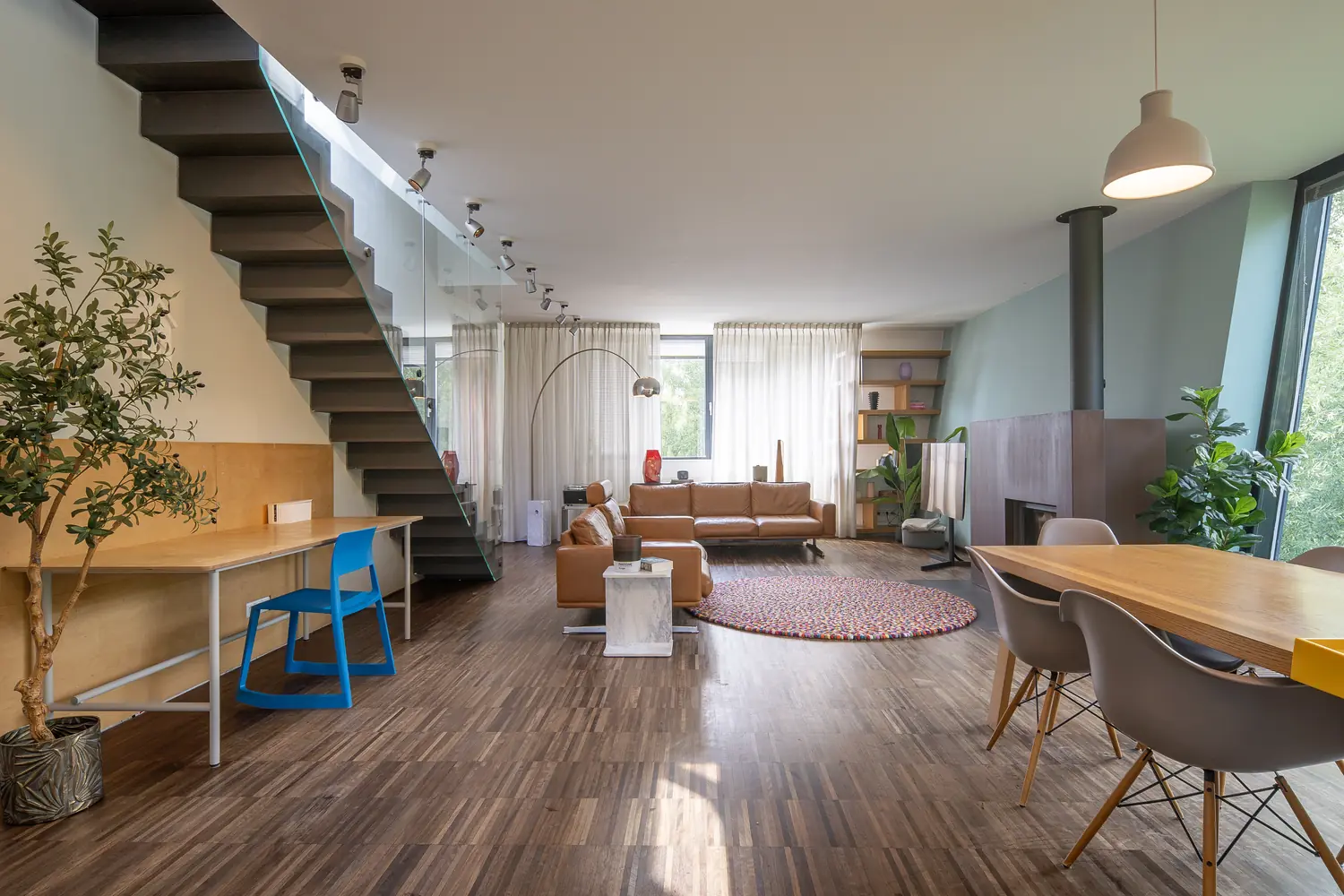 Celkový pohled na obývací pokoj s kuchyní o ploše 62,64 m²