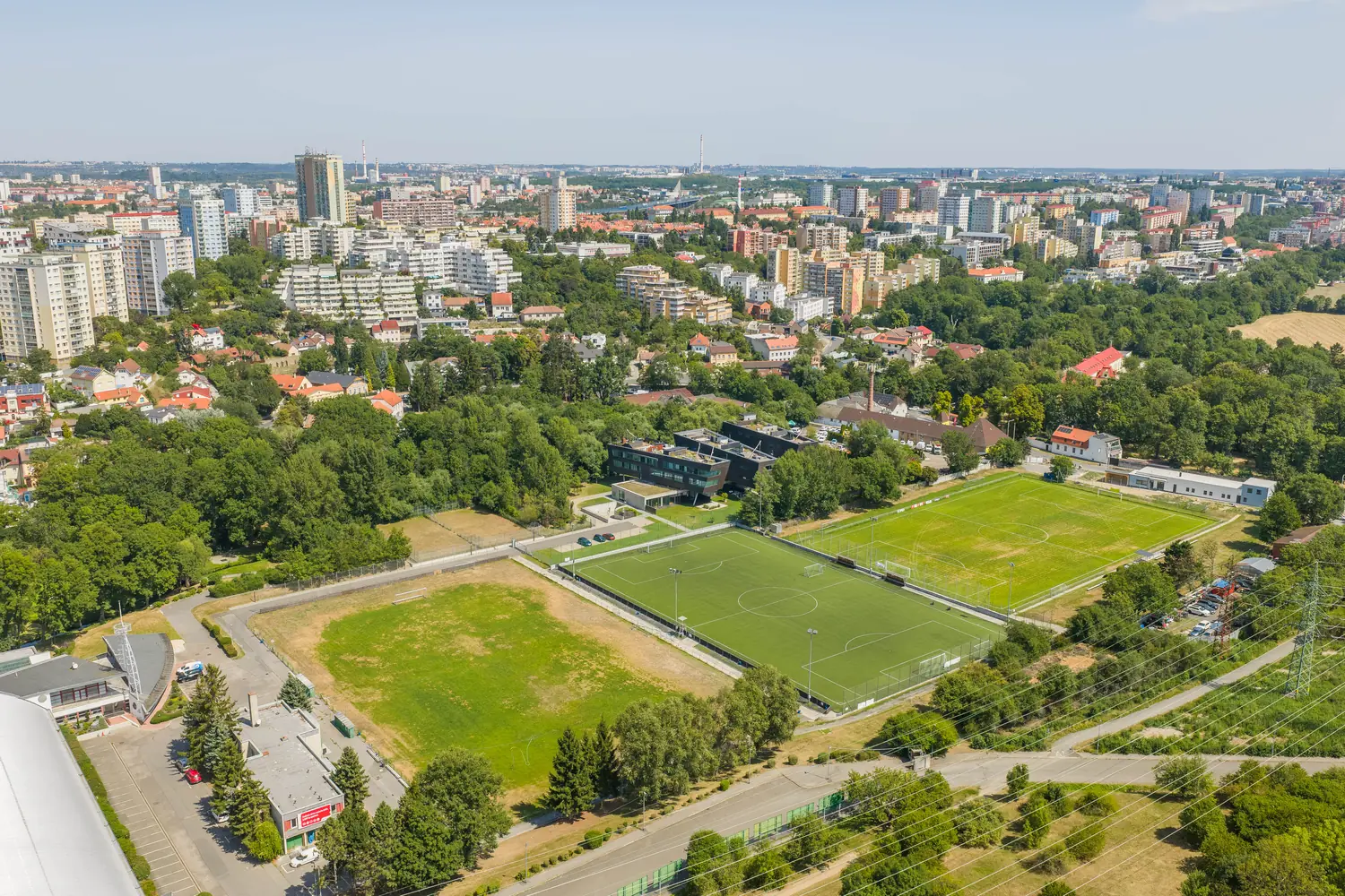 Sportovní areál a zástavba Prahy 10 v sousedství rezidence
