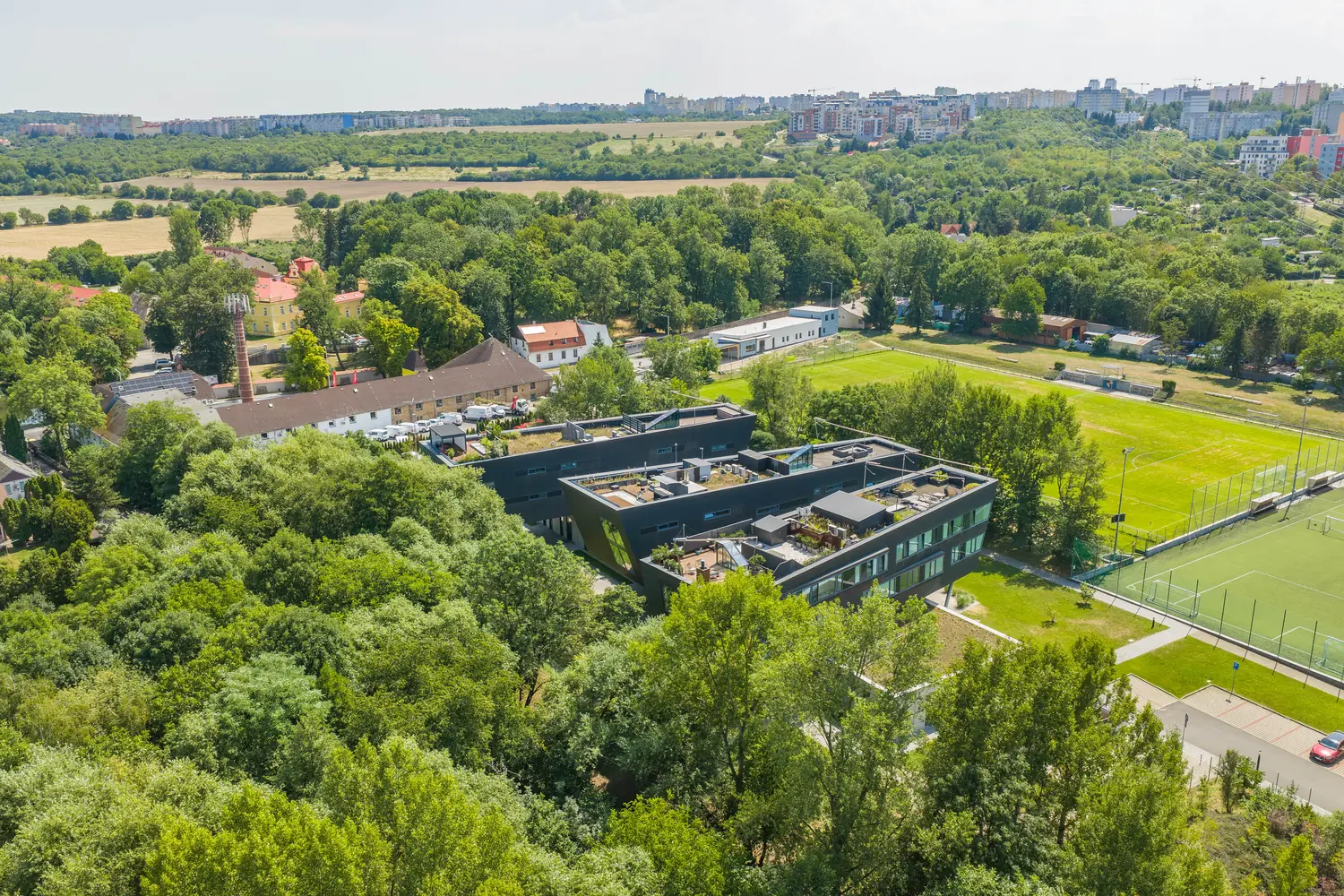 Vzrostlá zeleň a otevřená krajina v okolí Residence Nautica