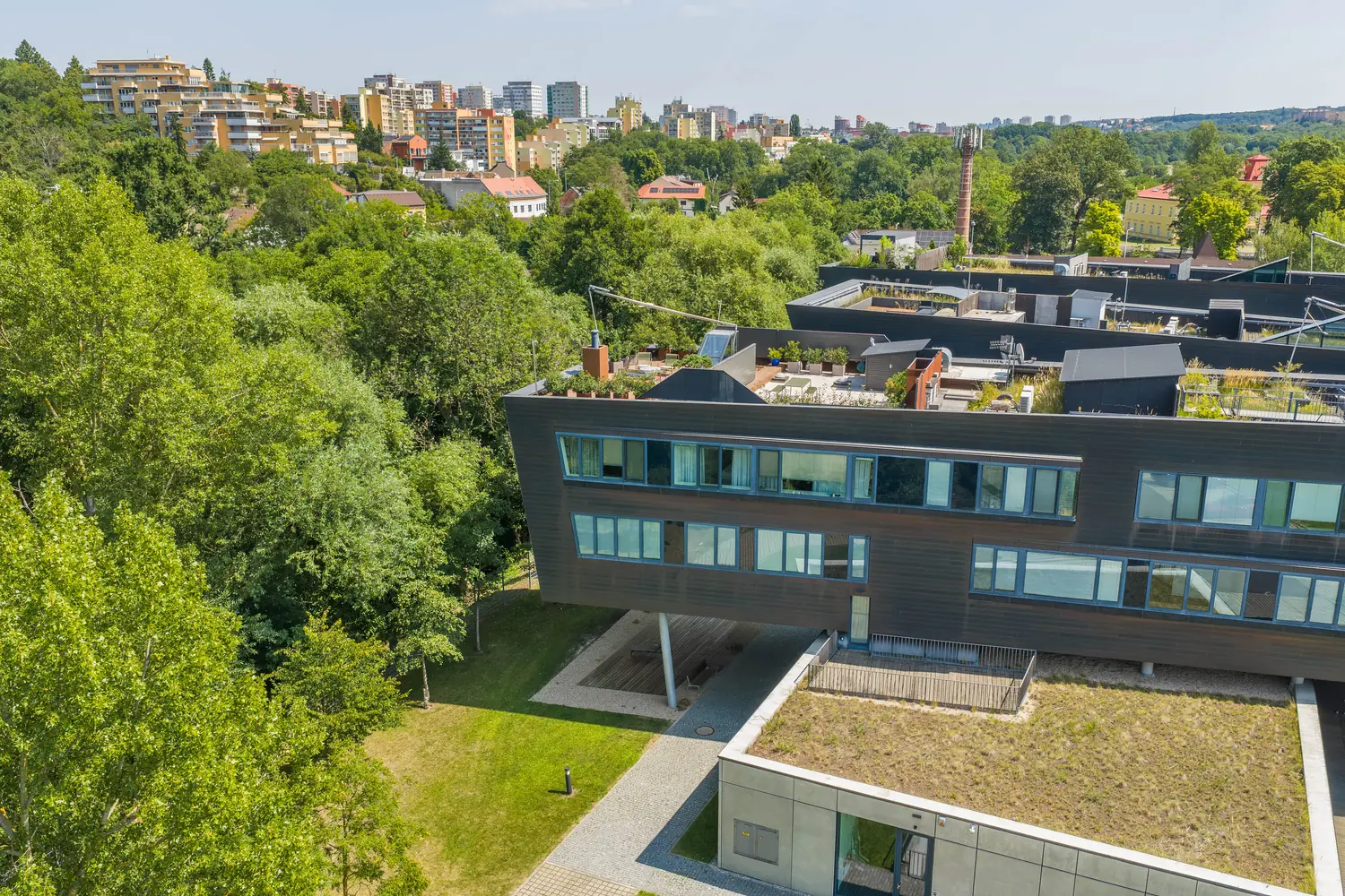 Residence Nautica v zeleni, v pozadí zástavba Prahy