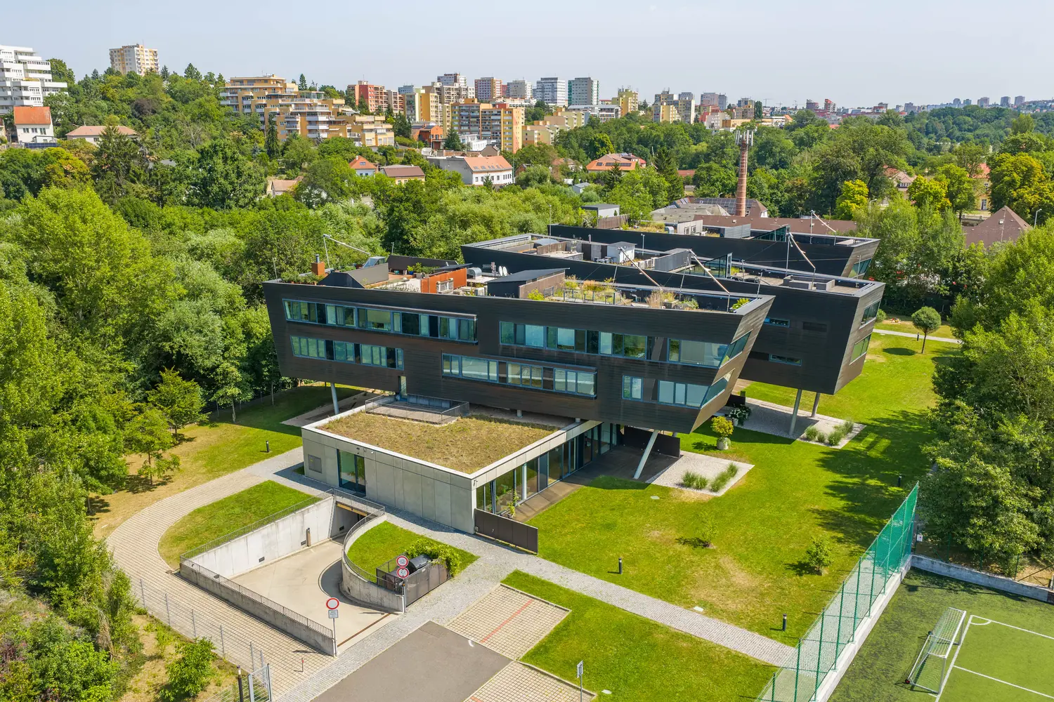 Celý oplocený areál Residence Nautica se zahradou a zelení