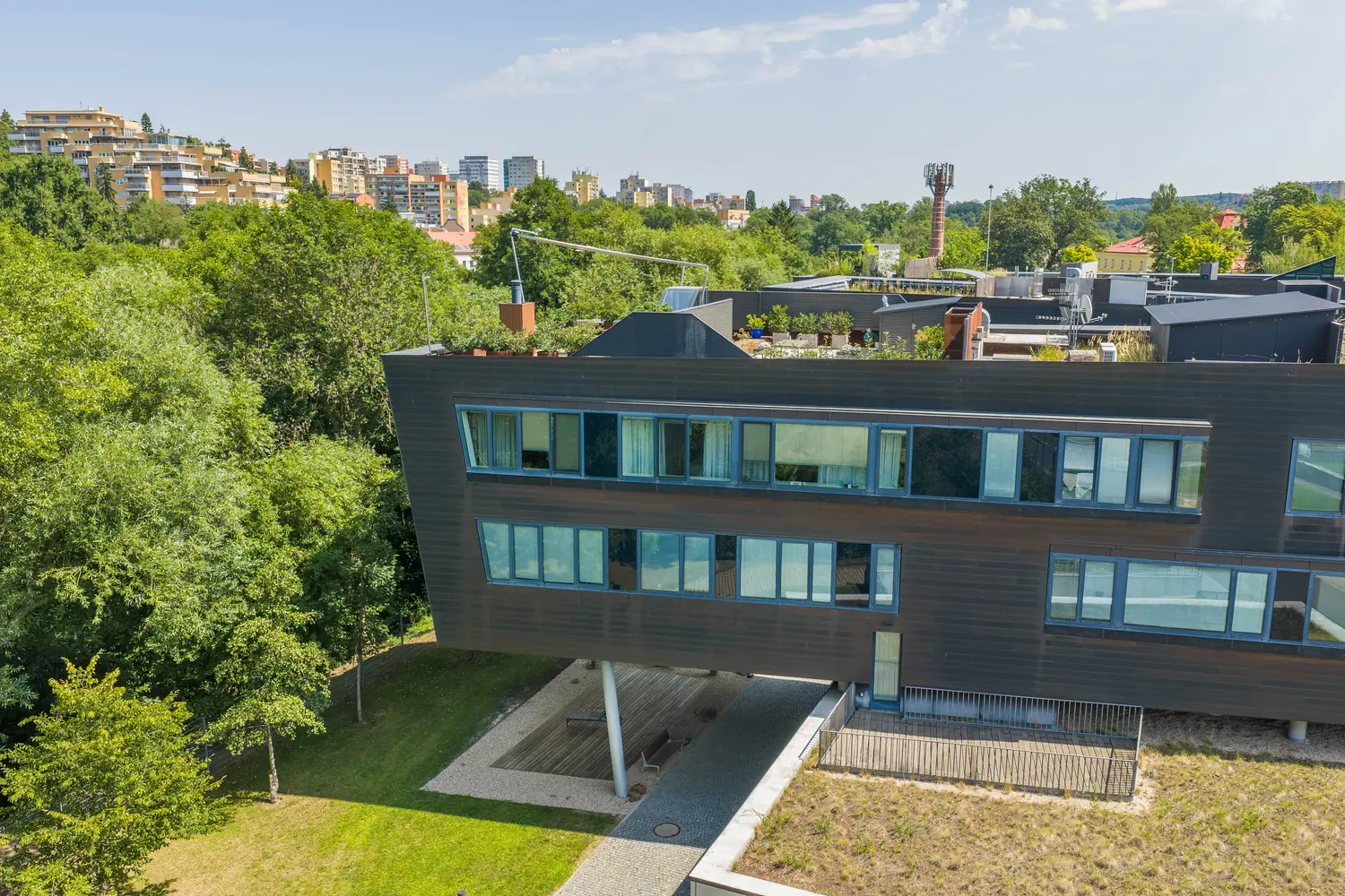 Fasáda jednoho z objektů Residence Nautica se zeleným pásem v okolí
