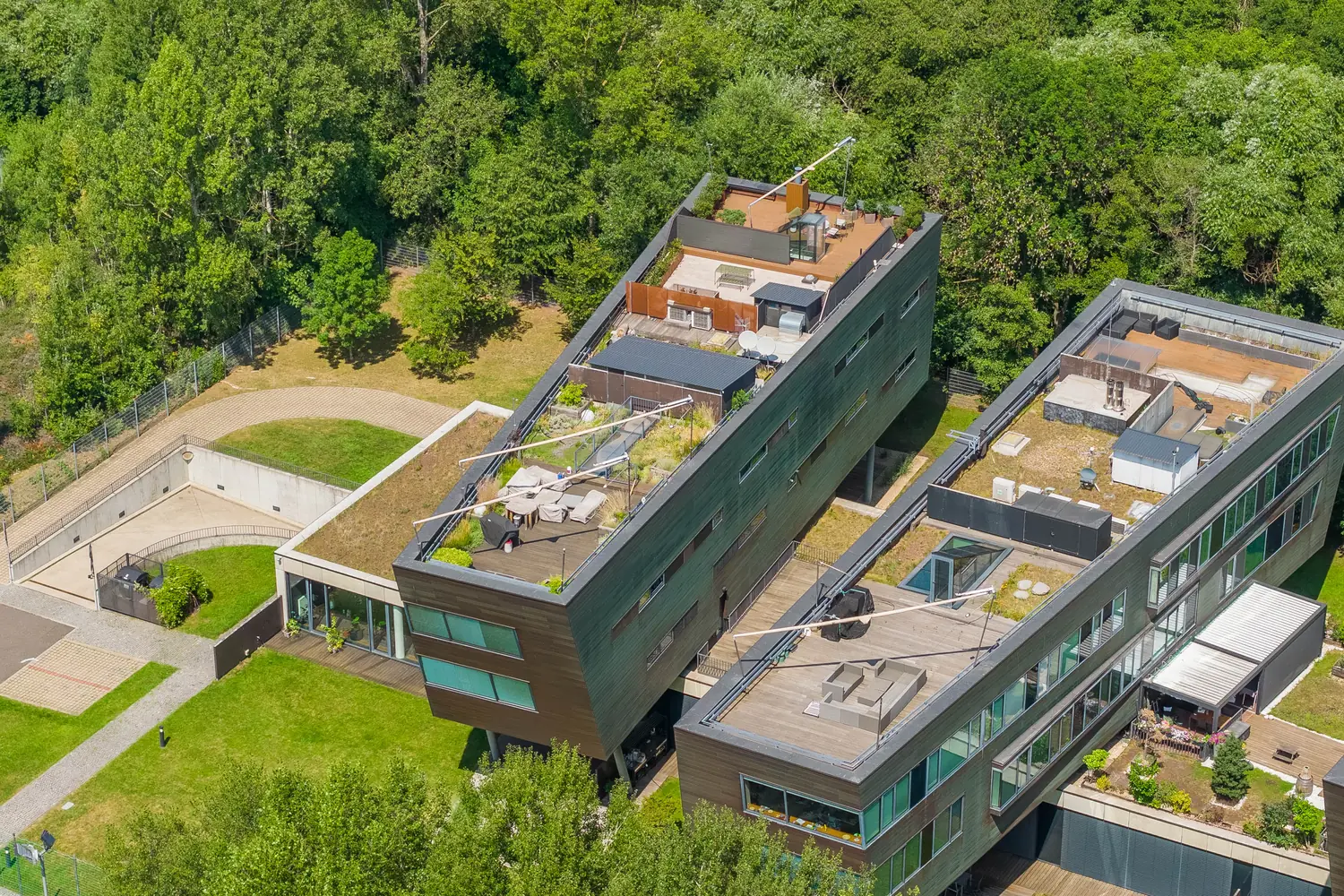 Letecký pohled na objekty Residence Nautica se zelenými střechami a společnou zahradou