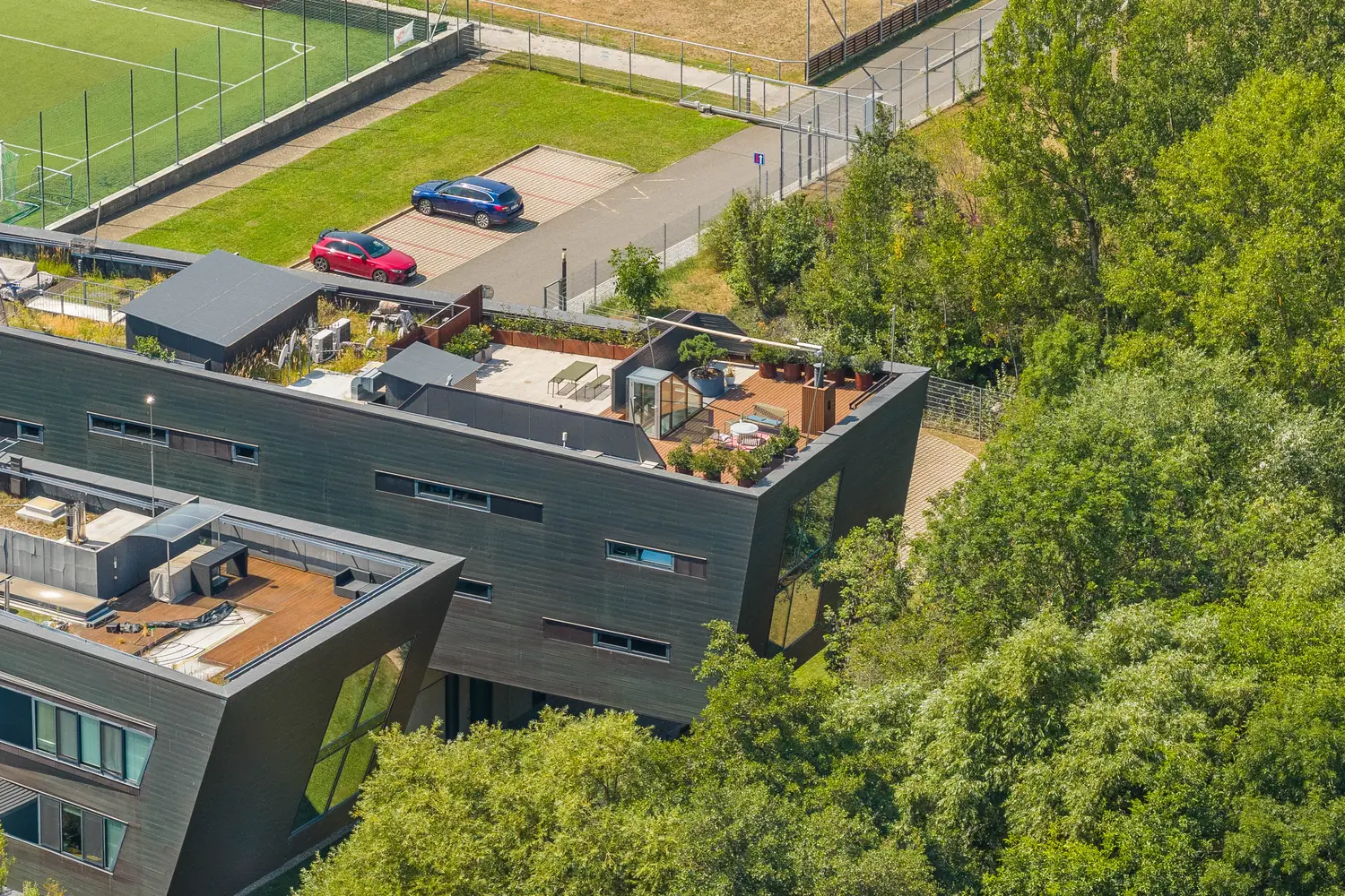 Pohled shora na střechu objektu Residence Nautica a příjezd k areálu