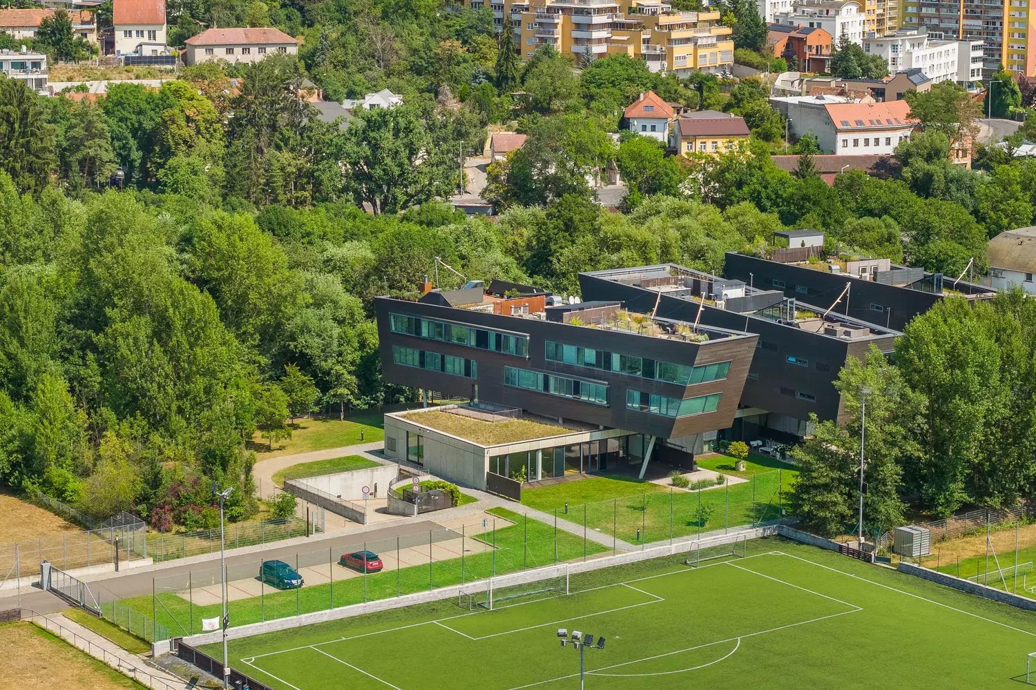 Residence Nautica a sousední sportovní areál obklopený zelení