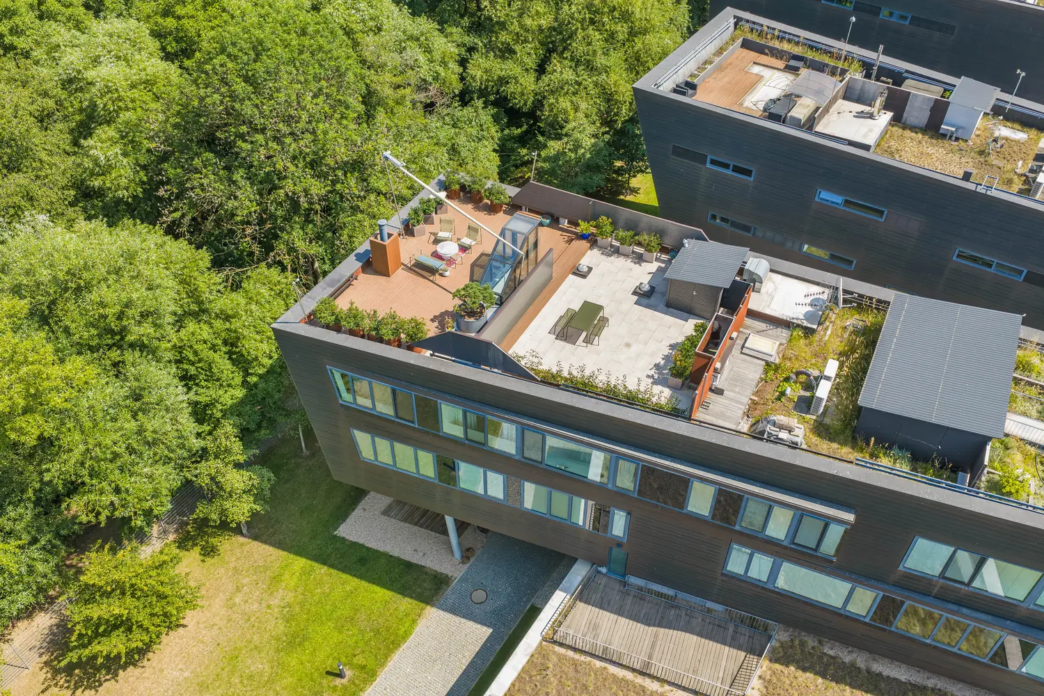 Střešní terasy Residence Nautica obklopené korunami stromů
