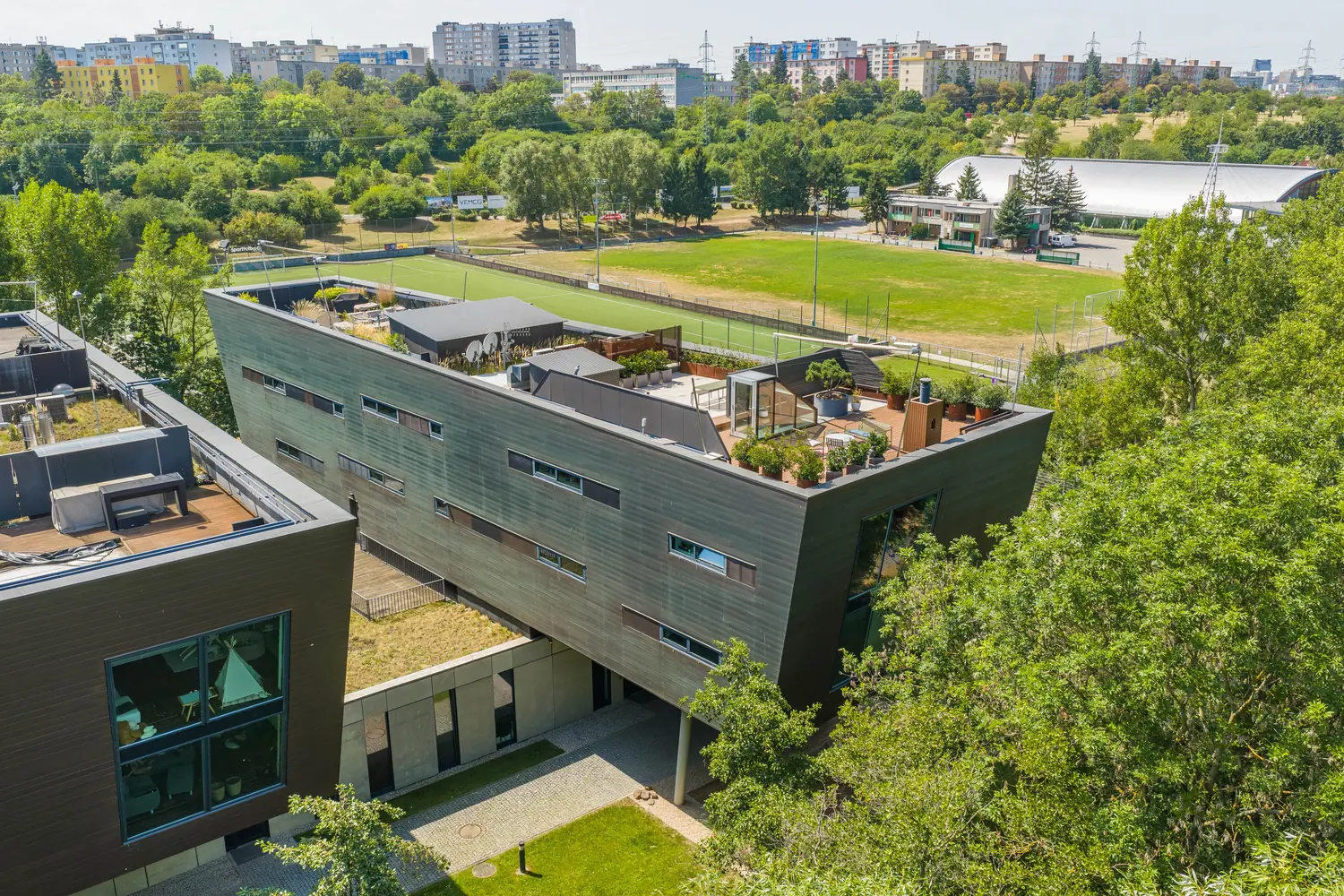 Boční pohled na Residence Nautica se sportovními plochami v pozadí