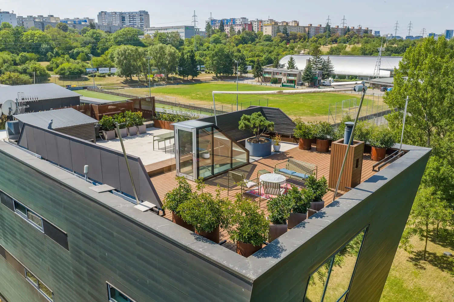 Letecký pohled na soukromou střešní terasu o ploše 163,94 m² nad bytem