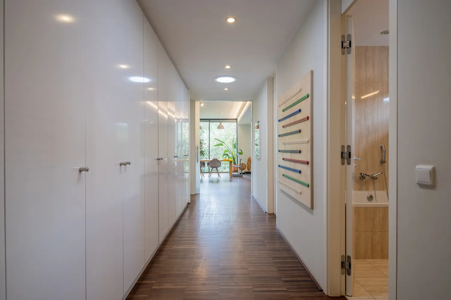 Vstupní hala o ploše 20,87 m² s průhledem do denní části bytu